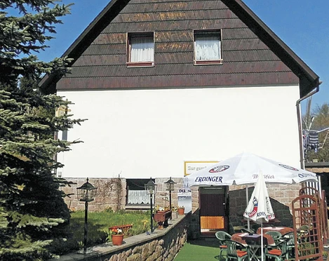 Außenansicht der Gaststätte "Zur gemütlichen Einkehr"