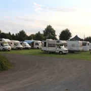 Wohnmobilstellplatz Bruchhausen-Vilsen Wohnmobilstellplätze in Bruchhausen-Vilsen auf grünem Rasen, umgeben von Bäumen und Sträuchern.