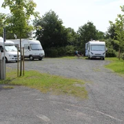 Dörverden Reisemobilstellplatz Ein gepflegter Stellplatz für Reisemobile umgeben von Grünflächen und vereinzelt parkenden Wohnmobilen.