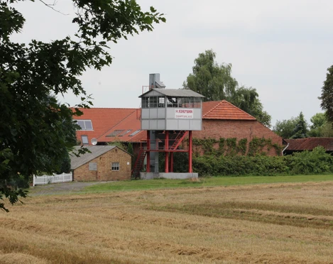 Kartoffeldämpfanlage Stöckse Eine historische Kartoffeldämpfanlage in Stöckse mit ländlicher Architektur und umgebendem Grün.
