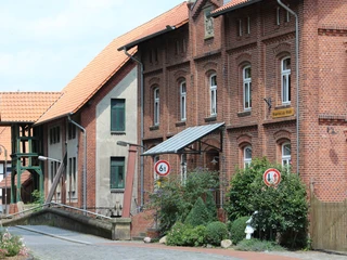 Meyersicksche Mühle Steyerberg Historische Backsteinmühle mit Brücke und grüner Bepflanzung in einem ländlichen Umfeld.