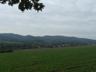 Blick uaf Hörste Hügelige Landschaft mit Blick auf das Dorf Hörste, umgeben von bewaldeten Erhebungen und Feldern.