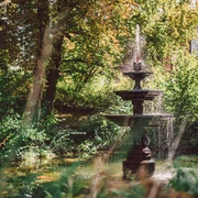 1Brunnen im Stiftsgarten Ein großer Springbrunnen im Einbecker Stiftsgarten im Sommer.