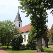 Bruchhausen-Vilsen Kirche Martfeld Die Kirche Martfeld in Bruchhausen-Vilsen ist umgeben von Bäumen, mit einem markanten Glockenturm.