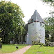 Die Danielskirche in Lavelsloh liegt umgeben von Natur, mit einem markanten Turm und gepflegtem Grün.