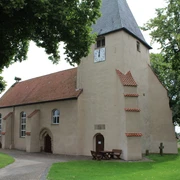 Kirche Ovenstädt Die romanische Kirche in Ovenstädt mit ihrem markanten Turm und den rotgedeckten Dächern.