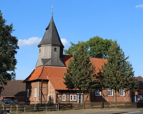 Corvinius-Kirche Nienburg-Erichshagen Landschaftlicher Blick auf die historische Corvinius-Kirche mit markantem Turm in Nienburg-Erichshagen.