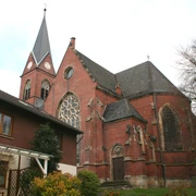 Ev.-luth. Kirche Lahde Evangelisch-lutherische Kirche Lahde aus rotem Backstein mit markantem Kirchturm und kunstvollen Fenstern.