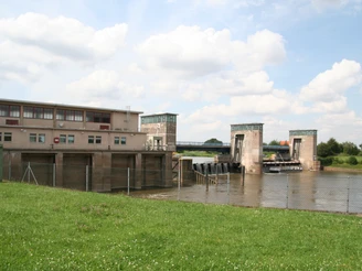 Wehr Drakenburg Barrierefreier Zugang zur Weser bei Drakenburg mit Schleuse und Wehr, umgeben von grüner Wiese.