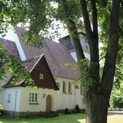 Eingebettet in üppiges Grün erhebt sich die historische Kirche Raddestorf mit ihrem markanten Glockenturm.
