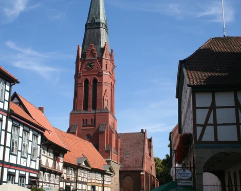 Pfarrkirche St. Martin  Spätgotische Backsteinkirche St. Martin mit markantem Turm inmitten historischer Fachwerkhäuser.