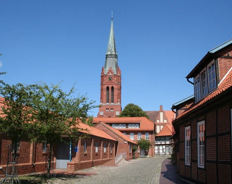 Pfarrkirche St. Martin Nienburg Die hoch aufragende Pfarrkirche St. Martin in Nienburg mit rotem Backstein und spitzem Kirchturm.
