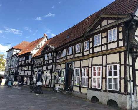 Fachwerkhäuser in Nienburg reihen sich in der Altstadt harmonisch aneinander, blaue Herbsthimmel im Hintergrund.