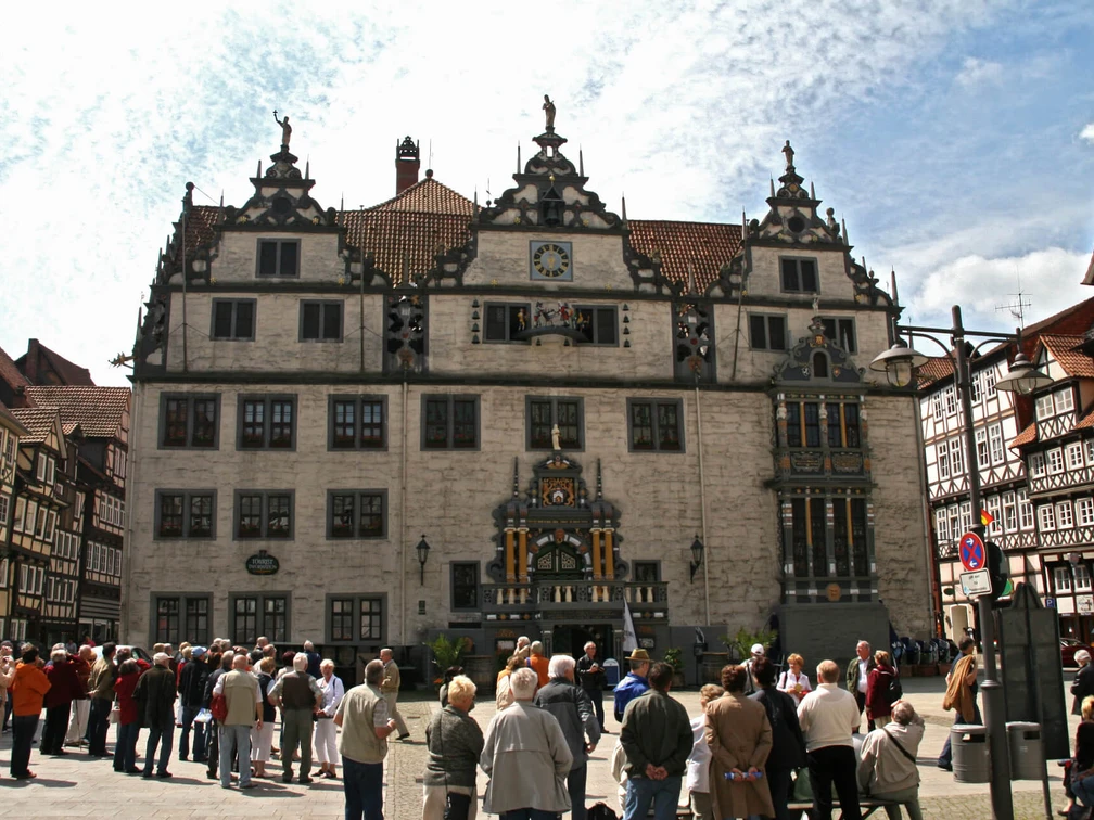 Rathausvorplatz beim Glockenspiel des Doktor Eisenbart  Menschen auf dem Rathausvorplatz beim Glockenspiel vom Doktor Eisenbart