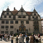 Rathausvorplatz beim Glockenspiel des Doktor Eisenbart  Menschen auf dem Rathausvorplatz beim Glockenspiel vom Doktor Eisenbart
