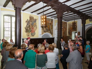 Stadtführungsgruppe in der Rathaushalle Stadtführung in der unteren Rathaushalle, Hann. Münden