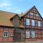 Wassermühle Bruchmühlen Fachwerkgebäude aus rotem Backstein mit Sprossenfenstern, ansprechende alte Wassermühle in ländlicher Umgebung.