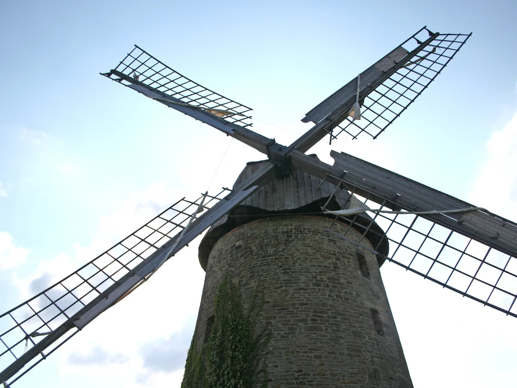 Windmühle Wegholm Historische Windmühle Wegholm mit vier Flügeln vor blauem Himmel, imposant und gut erhalten.