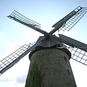 Windmühle Wegholm Historische Windmühle Wegholm mit vier Flügeln vor blauem Himmel, imposant und gut erhalten.