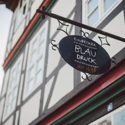 Einbecker Blaudruck Beschilderung „Einbecker Blaudruck 1638" an einem Fachwerkhaus.