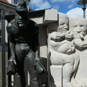 Skulptur "Zigarrenmacher" Skulptur eines Zigarrenmachers mit charakteristischen Details in Esens, Norddeutschland.