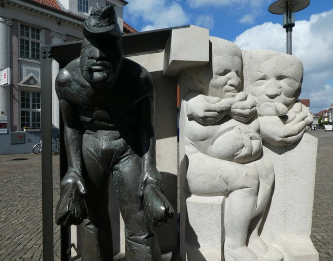 Skulptur "Zigarrenmacher" Skulptur eines Zigarrenmachers mit charakteristischen Details in Esens, Norddeutschland.