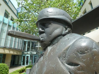 Skulptur Zigarrenmacher Bronzeskulptur eines Zigarrenmachers mit gezielt geformten Details im Gesicht und einer Zigarre.