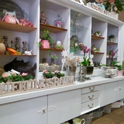 Weißes vintage Regal mit Dekoartikeln