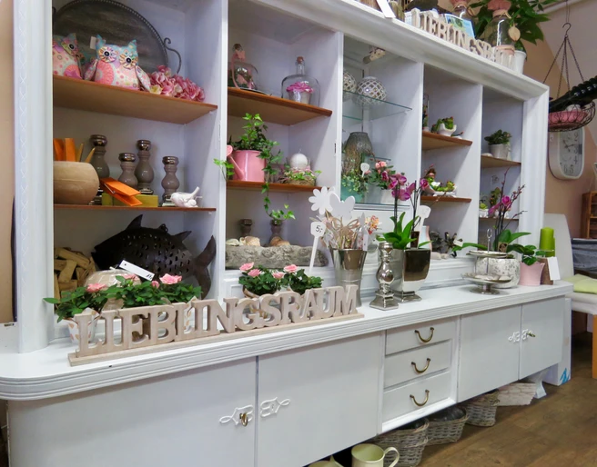 IMG_0077.jpg Weißes vintage Regal mit Dekoartikeln