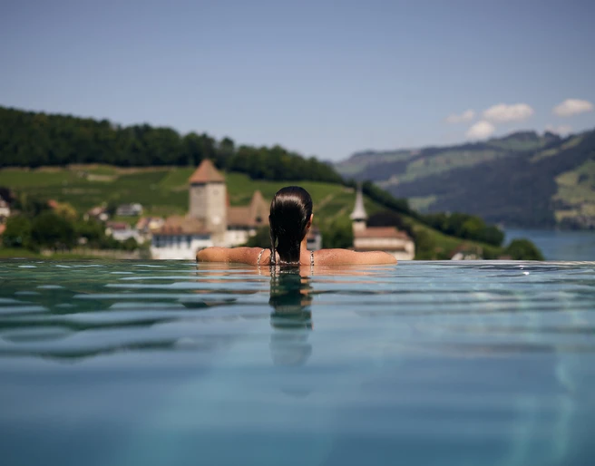 spiez-belvedere-wellness-oase-inifinity-pool-aussicht-bucht.jpg