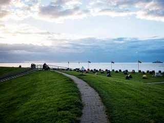 Auf dem Deich mit Blick auf den Otterndorfer Grünstrand