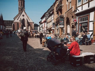 Einbecks Marktplatz Belebter Marktplatz mit vielen Menschen.