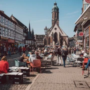 Einbecker Marktplatz mit vielen Menschen bei sonnigem Wetter.