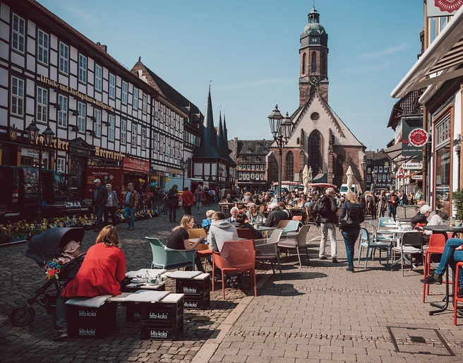 Einbecker Marktplatz mit vielen Menschen bei sonnigem Wetter.