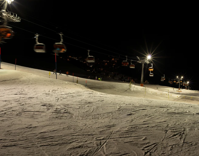 Nachtskifahren auf der Bettmeralp in der Aletsch Arena Nachtskifahren auf der Bettmeralp in der Aletsch Arena