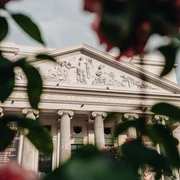 Theater Aachen Blumen  Blick auf die Vorderseite des Theaters Aachen durch Blätter hindurch.