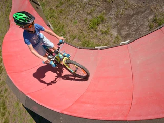Iische Park Kinder auf dem Bumptrack im "iische Park"