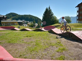 Iische Park Kinder auf dem Bumptrack im "iische Park"