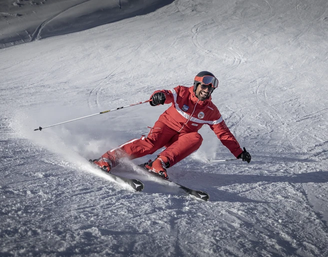 Ski-und Snowboardschule Bettmeralp Skifahren mit einem Skilehrer in der Aletsch Arena