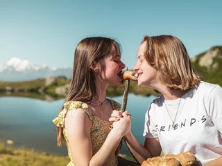 Familien am Wandern auf der Bettmeralp in der Aletsch Arena Familien am Wandern auf der Bettmeralp in der Aletsch Arena