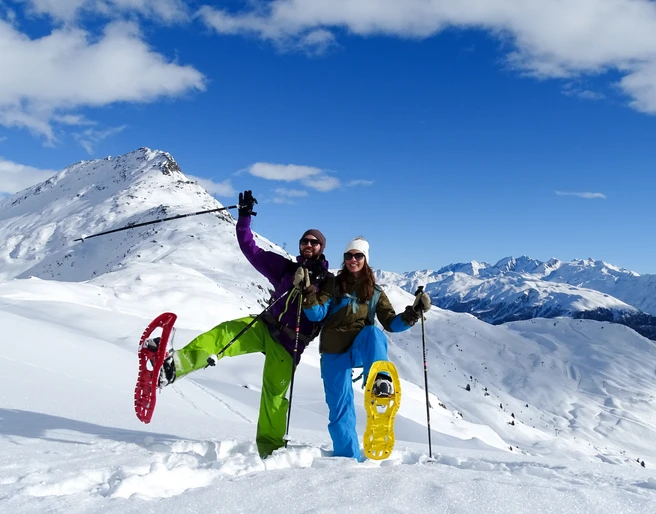 Paar am Schneeschuhlaufen auf der Moosfluh  Paar am Schneeschuhlaufen auf der Moosfluh