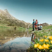 Familienwanderung am Bettmersee in der Aletsch Arena Familienwanderung am Bettmersee in der Aletsch Arena