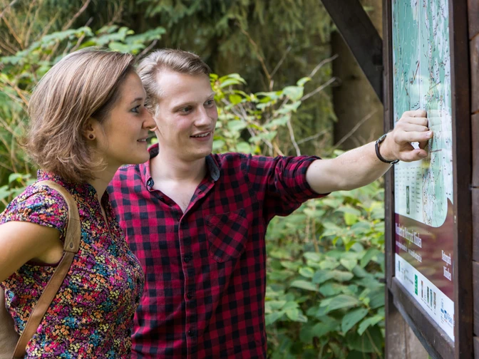 Paar beim Wandern im Naturpark Münden Paar beim Wandern im Naturpark Münden