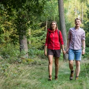 Paar beim Wandern im Naturpark Münden