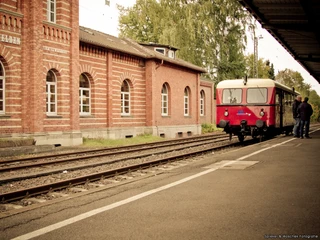 Bahnhof Salzderhelden Die rote Ilmebahn fährt auf einem Gleis im Bahnhof Salzderhelden ein.