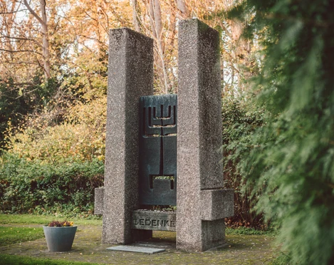 Gedenkstein der Synagoge_mit Bäumen gedenkstein-der-synagoge-mit-bäumen