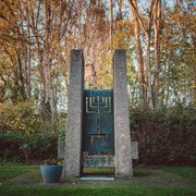 Gedenkstein der Synagoge_mit Blumentopf gedenkstein-der-synagoge-mit-blumentopf