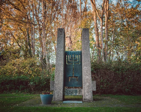 Gedenkstein der Synagoge_mit Blumentopf gedenkstein-der-synagoge-mit-blumentopf