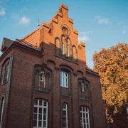 st-spiritus-außen-mit-blauem-himmel