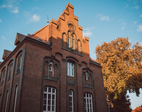 st-spiritus-außen-mit-blauem-himmel